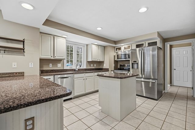 86 Hunter Rd, Uxbridge, MA 01569