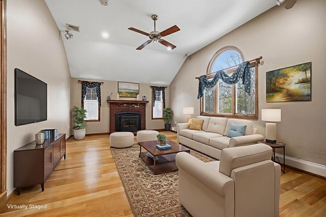 86 Hunter Rd, Uxbridge, MA 01569