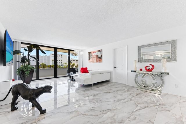 3589 S Ocean Boulevard 403, South Palm Beach, FL 33480
