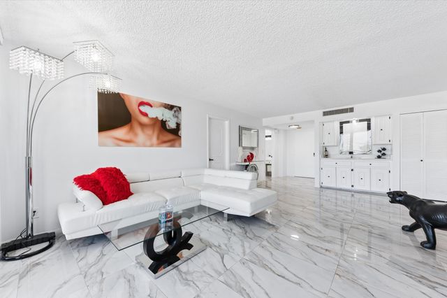 3589 S Ocean Boulevard 403, South Palm Beach, FL 33480