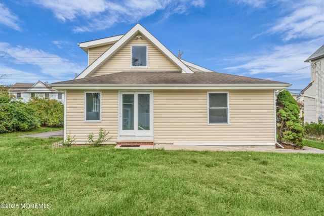 13 Lasatta Avenue, Englishtown, NJ 07726