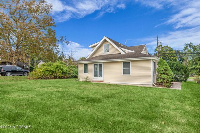 13 Lasatta Avenue, Englishtown, NJ 07726