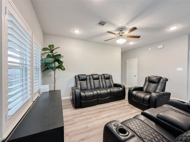 727 Road 5105, Cleveland, TX 77327