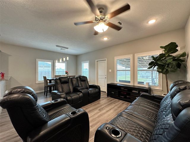 727 Road 5105, Cleveland, TX 77327