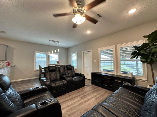 727 Road 5105, Cleveland, TX 77327