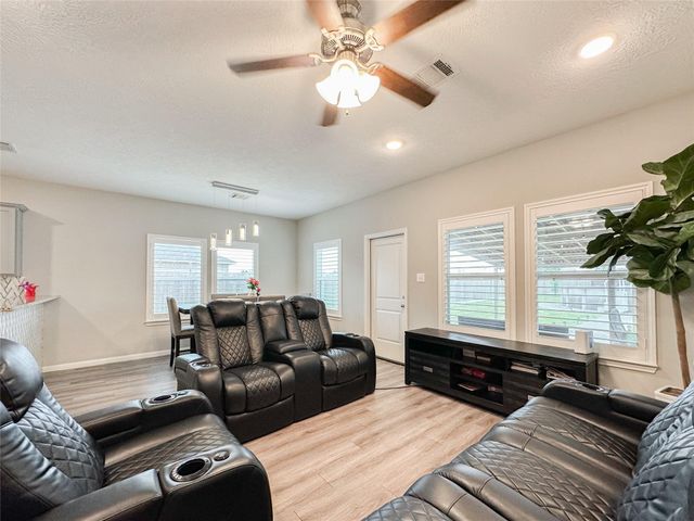 727 Road 5105, Cleveland, TX 77327