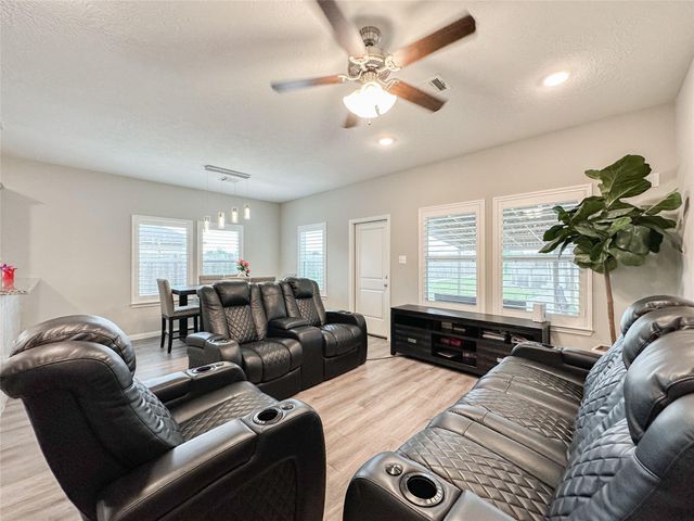 727 Road 5105, Cleveland, TX 77327