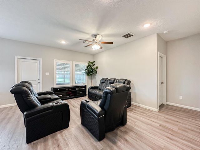 727 Road 5105, Cleveland, TX 77327