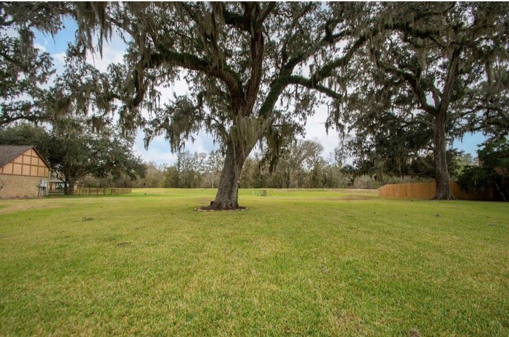 2232 Ridgewood, West Columbia, TX 77486