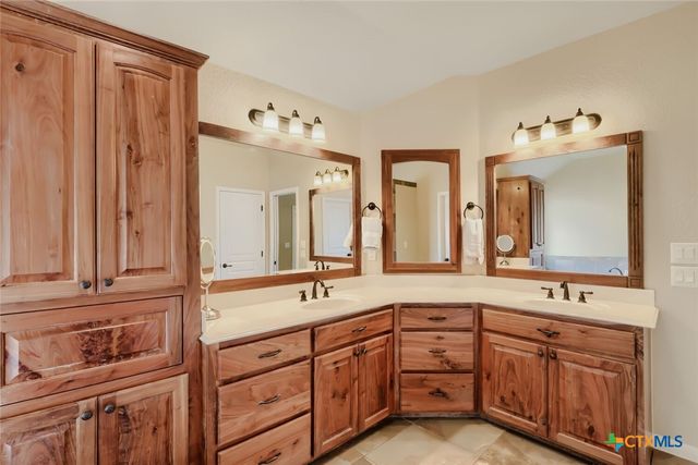 2262 Sun Chase Boulevard, New Braunfels, TX 78130