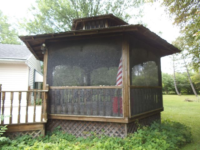 911 S Powell Road, Essexville, MI 48732