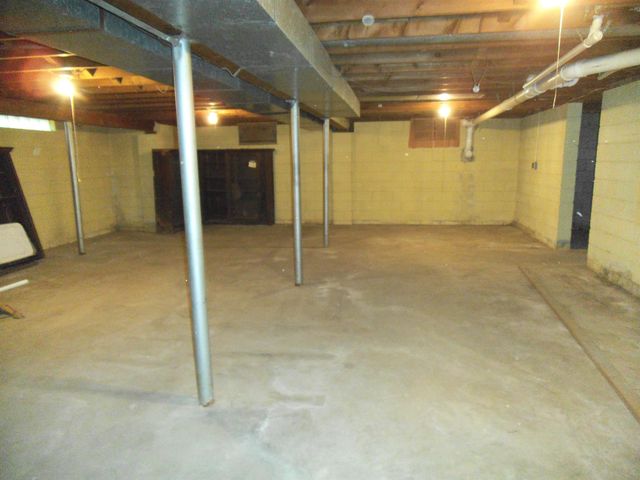 911 S Powell Road, Essexville, MI 48732