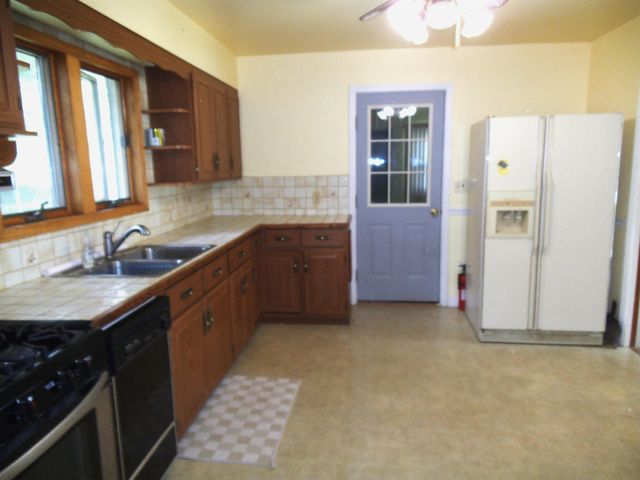 911 S Powell Road, Essexville, MI 48732