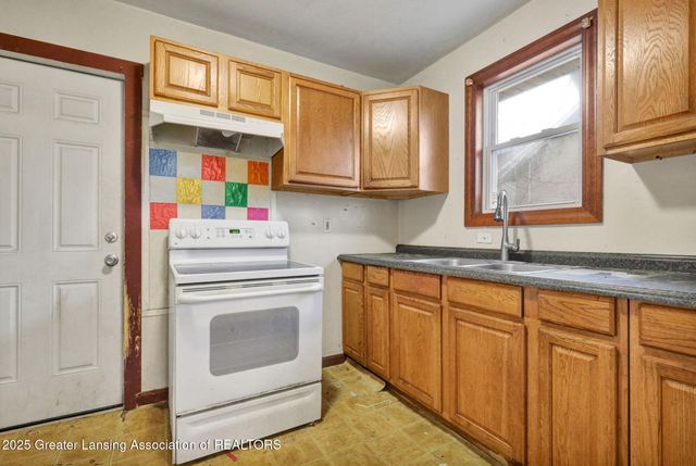 910 S Holmes Street, Lansing, MI 48912