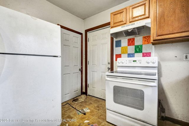 910 S Holmes Street, Lansing, MI 48912