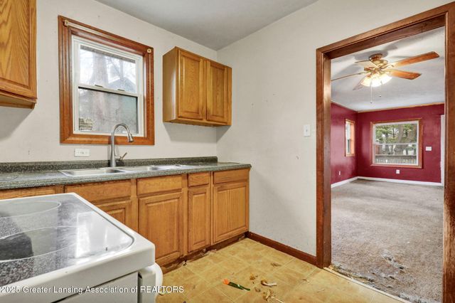 910 S Holmes Street, Lansing, MI 48912