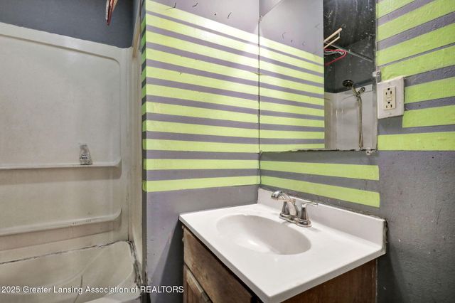 910 S Holmes Street, Lansing, MI 48912