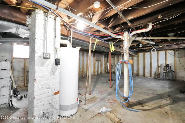 910 S Holmes Street, Lansing, MI 48912