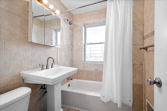 6707 N Whipple Street, Chicago, IL 60645