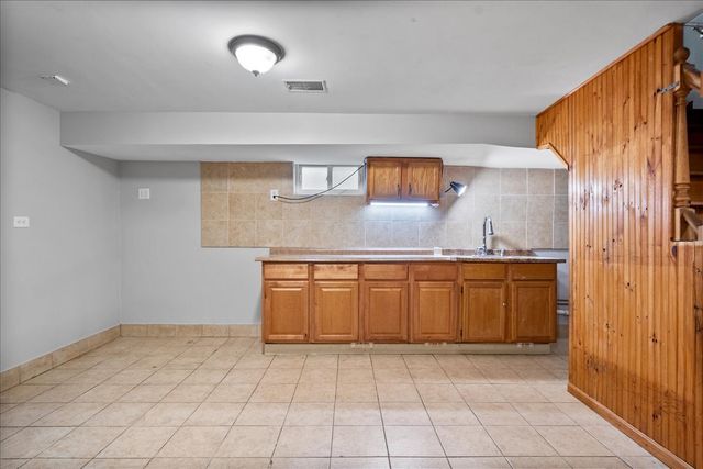 6707 N Whipple Street, Chicago, IL 60645