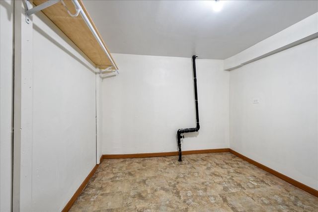 6707 N Whipple Street, Chicago, IL 60645