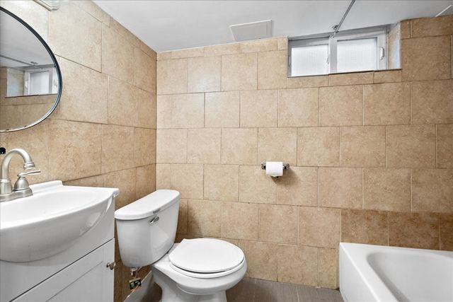 6707 N Whipple Street, Chicago, IL 60645