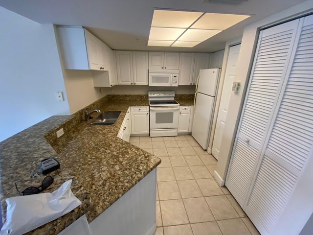 1100 S CRESTWOOD Court S 1117, Royal Palm Beach, FL 33411