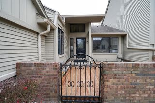 7233 Creeks Bend Drive, West Bloomfield, MI 48322