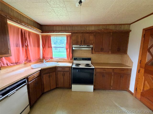 28390 S 196th Road, Henryetta, OK 74437