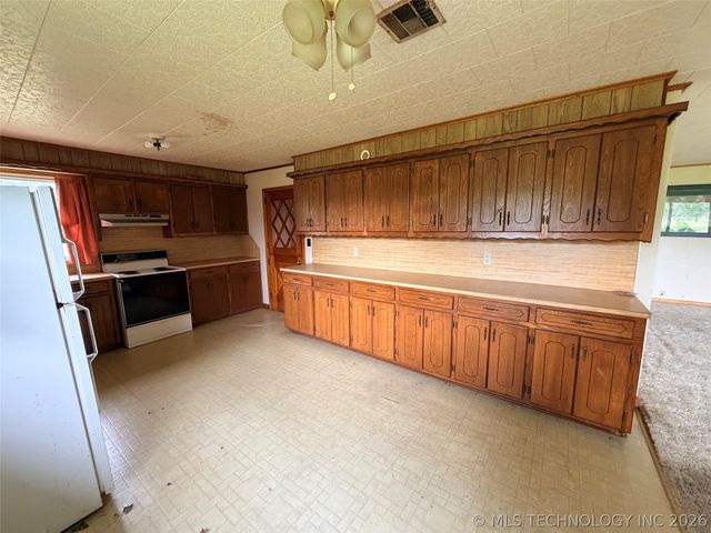 28390 S 196th Road, Henryetta, OK 74437