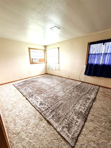 28390 S 196th Road, Henryetta, OK 74437