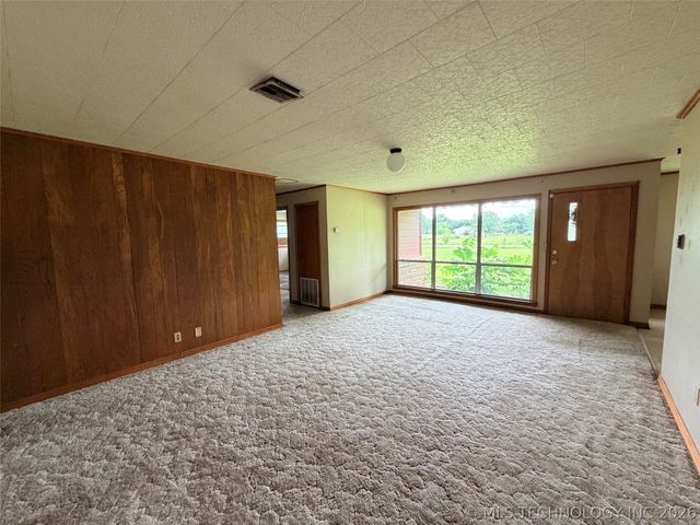 28390 S 196th Road, Henryetta, OK 74437