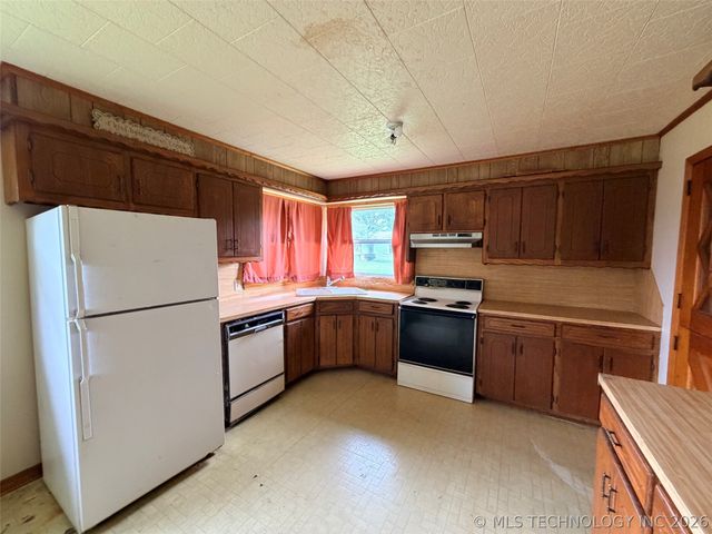 28390 S 196th Road, Henryetta, OK 74437