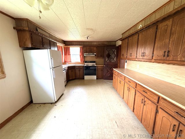 28390 S 196th Road, Henryetta, OK 74437