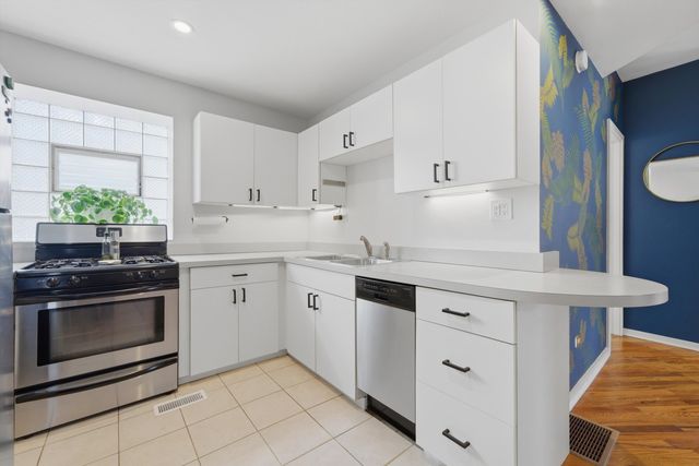 2737 W Leland Avenue 1W, Chicago, IL 60625