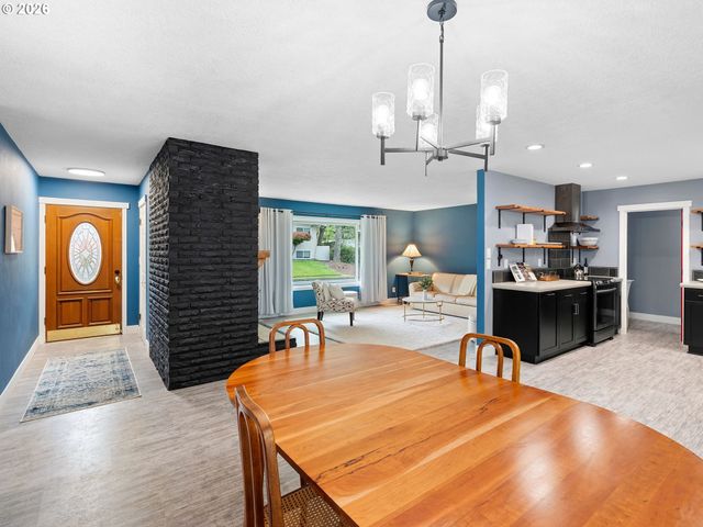 7470 Sw HILLCREST Pl, Beaverton, OR 97008