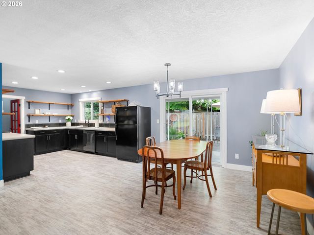 7470 Sw HILLCREST Pl, Beaverton, OR 97008