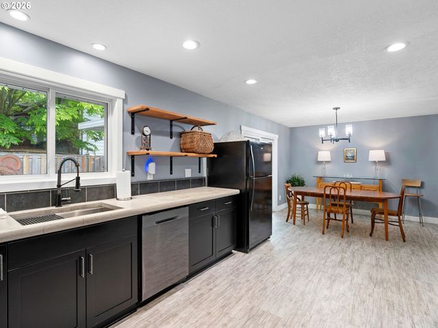 7470 Sw HILLCREST Pl, Beaverton, OR 97008