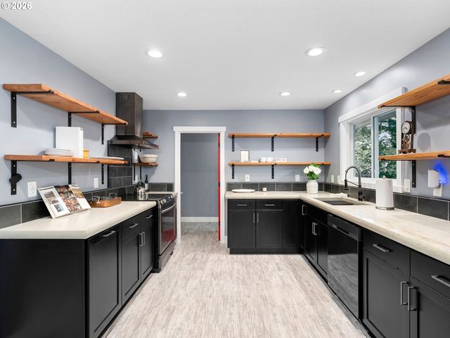 7470 Sw HILLCREST Pl, Beaverton, OR 97008