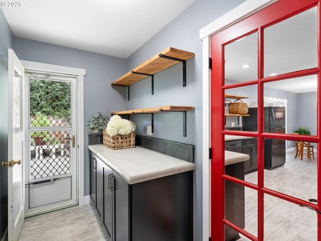 7470 Sw HILLCREST Pl, Beaverton, OR 97008