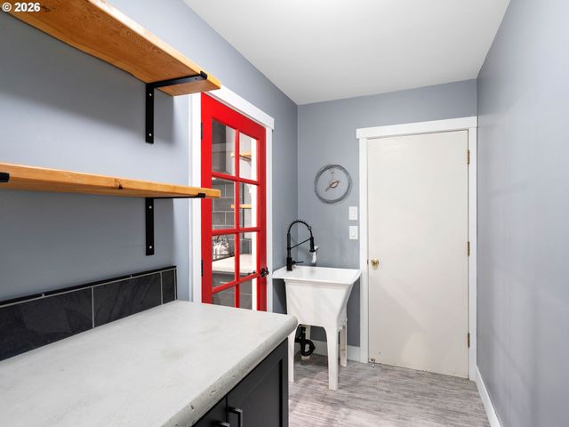 7470 Sw HILLCREST Pl, Beaverton, OR 97008