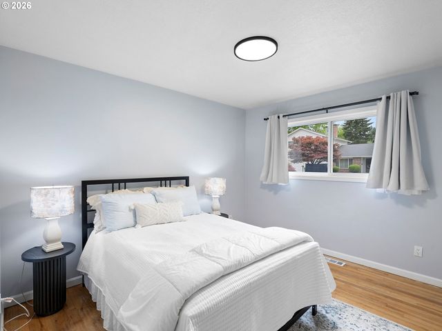 7470 Sw HILLCREST Pl, Beaverton, OR 97008