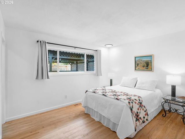 7470 Sw HILLCREST Pl, Beaverton, OR 97008