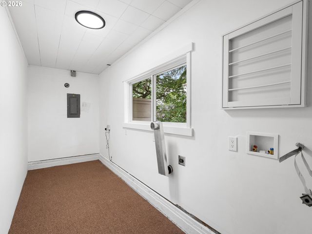 7470 Sw HILLCREST Pl, Beaverton, OR 97008