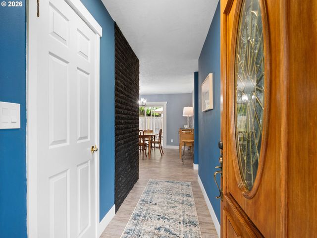 7470 Sw HILLCREST Pl, Beaverton, OR 97008