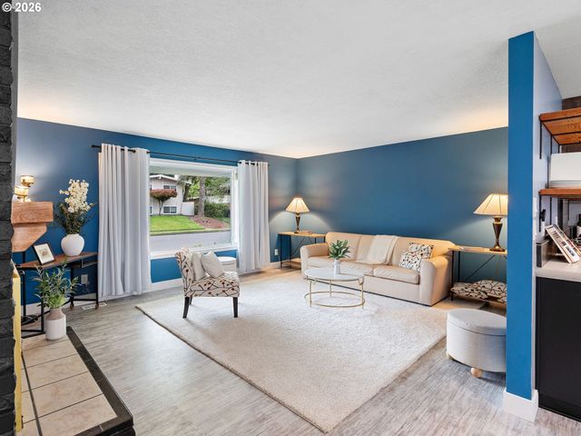 7470 Sw HILLCREST Pl, Beaverton, OR 97008