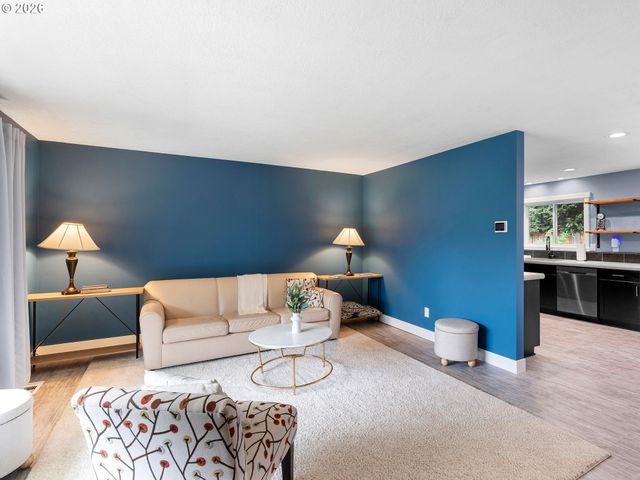 7470 Sw HILLCREST Pl, Beaverton, OR 97008