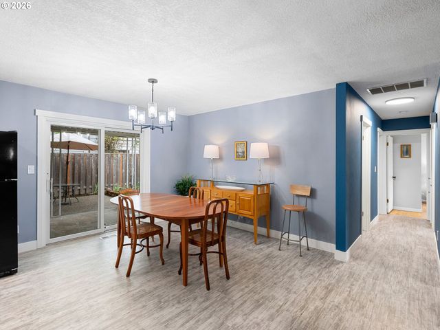 7470 Sw HILLCREST Pl, Beaverton, OR 97008