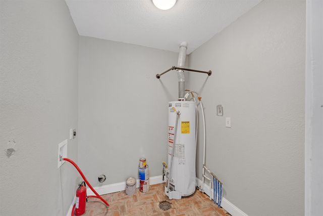 608 N Parkwood Ln, Wichita, KS 67208