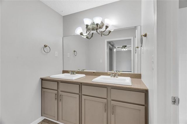 2721 Trenchard Drive, Independence, MO 64057